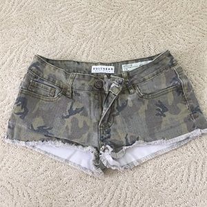 Bullhead camo shorts